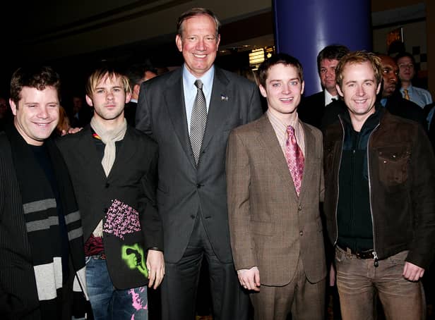 Actor Sean Astin, actor Dominic Monaghan, Governor George Pataki, actor Elijah Wood and actor Billy Boyd pose together at a special advance screening of "Lord Of The Rings: The Return Of The King" at the AMC Empire Theater on December 15, 2003 in New York City. (Photo by Evan Agostini/Getty Images)