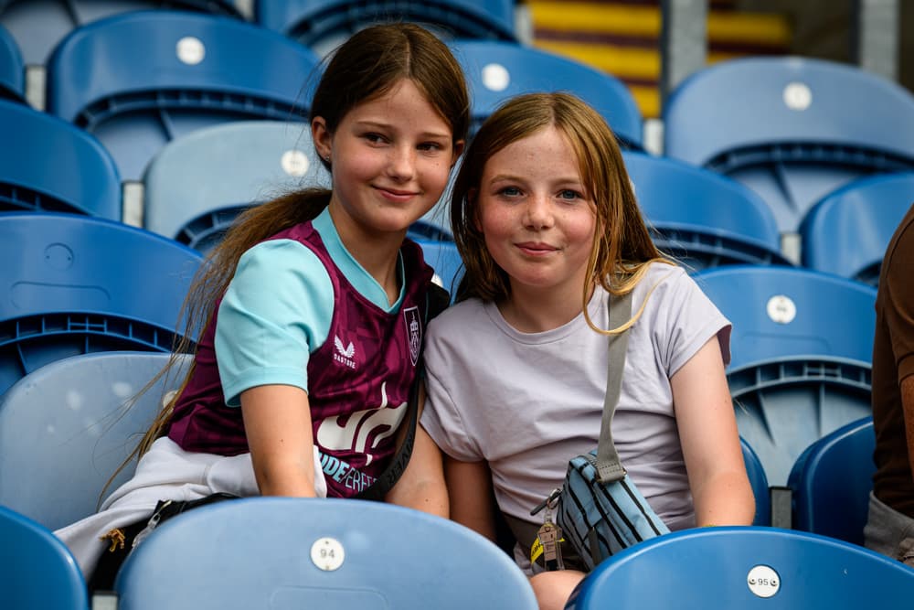 Entdecken Sie einen Burnley-Fan auf diesen 30 Fotos vom Freundschaftsspiel ...