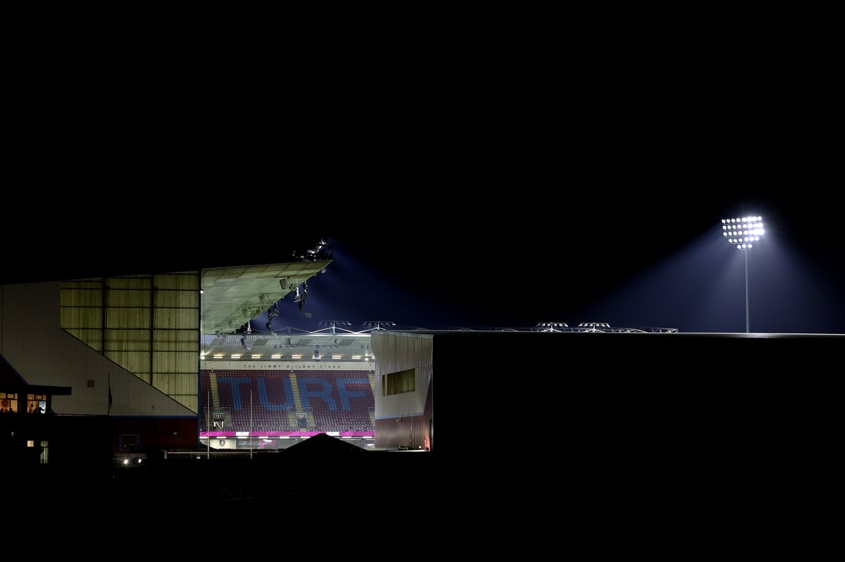 Burnley v Wolves: Team news, predicted teams and TV details