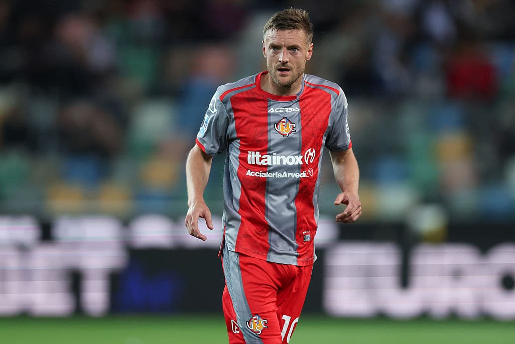 Burnley announce surprise signing of ex-Leicester City man Jamie Vardy
