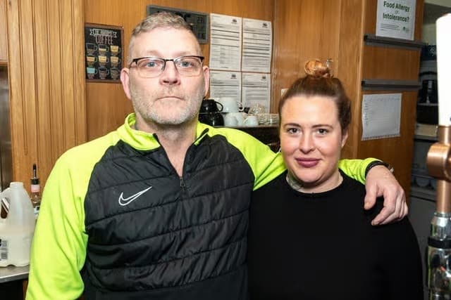 Wirt des Pubs „The Hapton Inn“ in Burnley kündigt wegen explodierender ...