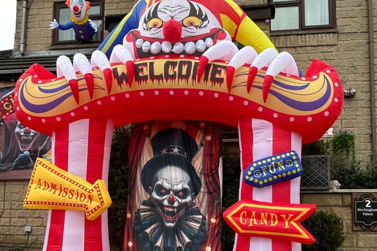 Paar präsentiert „bösen Zirkus“ als Halloween-Dekoration in seinem Haus in ...