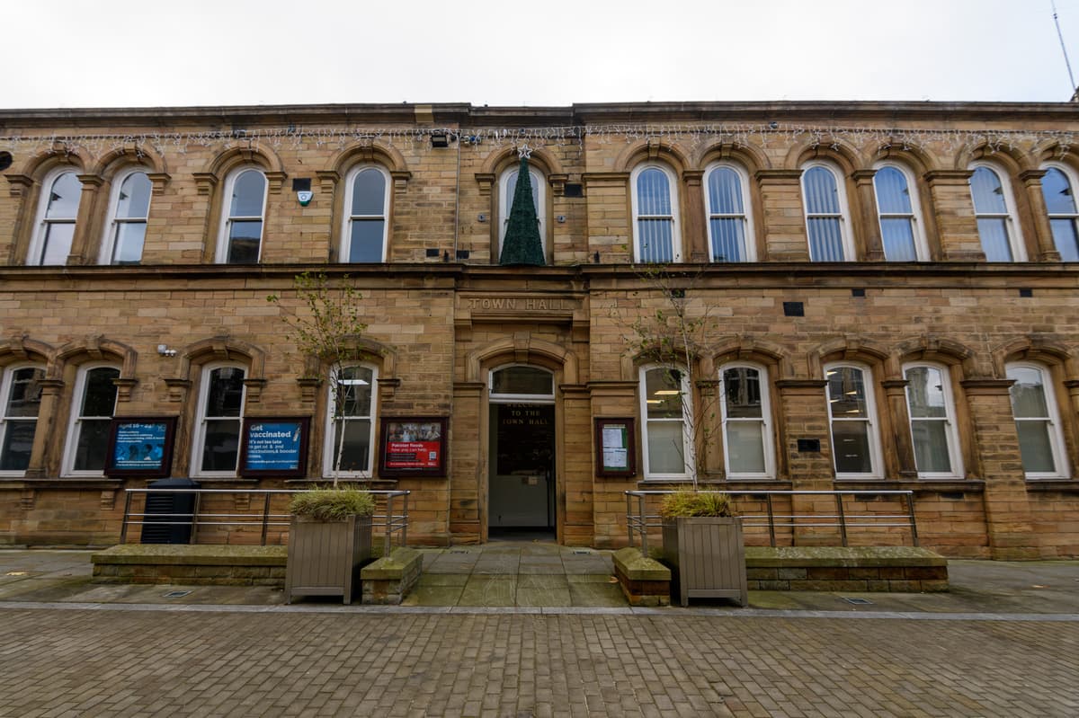 Two men fined more than £3,000 for abandoning vehicles in Nelson