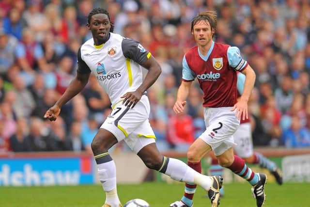 Sunderland's Trinidad and Tobago forward Kenwyne Jones (L) vies with Burnley's Scottish defender Graham Alexander (R) during the English Premier League football match between Burnley and Sunderland at Turf Moor, Burnley, north-west England on September 19, 2009. AFP PHOTO/ANDREW YATES