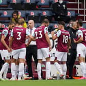 Sean Dyche, Manager of Burnley speaks with his players during a scheduled hydration break during the Premier League match between Burnley FC and Sheffield United at Turf Moor on July 05, 2020 in Burnley, England. (Photo by Jon Super/Pool via Getty Images)