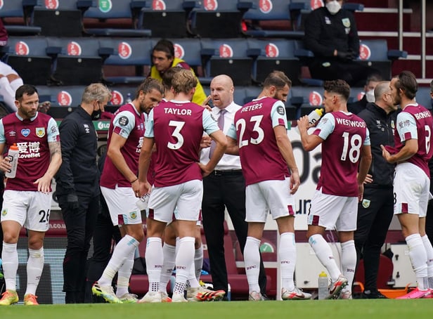 Sean Dyche, Manager of Burnley speaks with his players during a scheduled hydration break during the Premier League match between Burnley FC and Sheffield United at Turf Moor on July 05, 2020 in Burnley, England. (Photo by Jon Super/Pool via Getty Images)