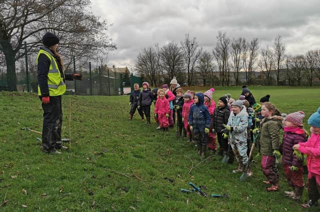 Worsthorne Primary pupils get ready to plant