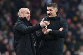 Burnley's English manager Sean Dyche (L) speaks with fourth official Robert Jones during the English Premier League football match between Arsenal and Burnley at the Emirates Stadium in London on January 23, 2022.