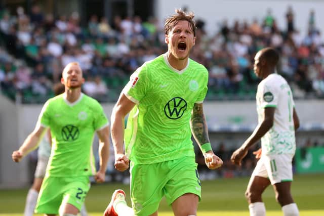 Wout Weghorst of VfL Wolfsburg celebrates scoring his team's second goal from the penalty spot during the Bundesliga match between SpVgg Greuther Fürth and VfL Wolfsburg at Sportpark Ronhof Thomas Sommer on September 11, 2021 in Fuerth, Germany.