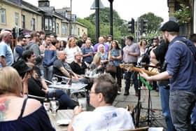 Picture by Julian Brown 27/08/16 Crowds watch buskers perform Great British Rhythm and Blues Festival, Colne