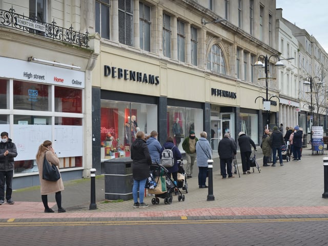 Hastings town centre pictured at the end of England's second lockdown on 2/12/20.
Queue for Debenhams SUS-220224-134040001