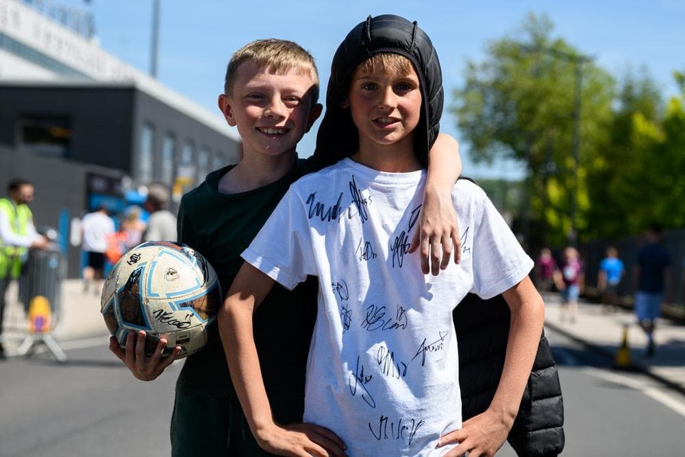 25 Fotos von Burnley-Fans, die zum Premier-League-Spiel gegen die ...