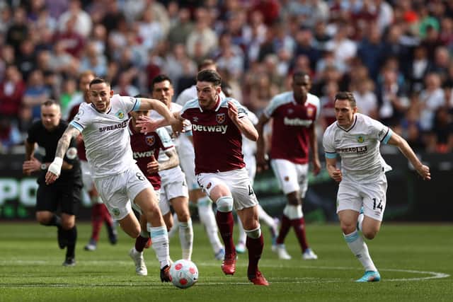LONDON, ENGLAND - APRIL 17: Declan Rice of West Ham United is challenged by Josh Brownhill of Burnley during the Premier League match between West Ham United and Burnley at London Stadium on April 17, 2022 in London, England. (Photo by Ryan Pierse/Getty Images)