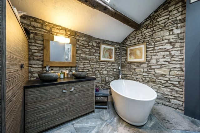 Stand-alone bath in the en-suite