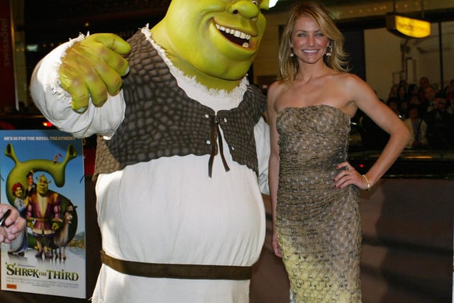 Sydney, AUSTRALIA: Hollywood actress Cameron Diaz (R) and movie character 'Shrek' arrive for the Australian premier of the animated movie 'Shrek The Third' in Sydney, 22 May 2007. The DreamWorks Animation feature is expected to break box office records around the world.  AFP PHOTO/Anoek DE GROOT (Photo credit should read ANOEK DE GROOT/AFP via Getty Images)
