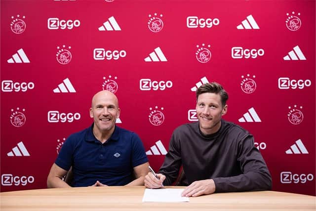 Weghorst signs his two-year deal alongside Ajax's technical director Alex Kroes.