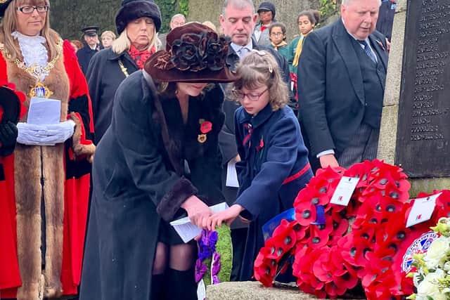 Special wreath to honour animals killed in war is among tributes as ...