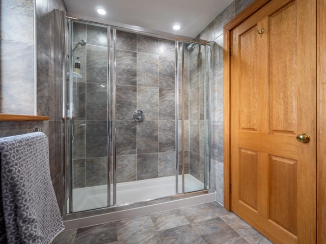 Principal bedroom en-suite.