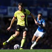 LIVERPOOL, ENGLAND - APRIL 06: Sander Berge of Burnley passes the ball during the Premier League match between Everton FC and Burnley FC at Goodison Park on April 06, 2024 in Liverpool, England. (Photo by Matt McNulty/Getty Images)