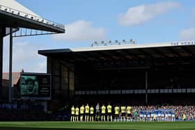 LIVERPOOL, ENGLAND - APRIL 06: Everton and Burnley players hold a minutes applause in commemoration for the passing of former Everton player Jimmy Husband prior to the Premier League match between Everton FC and Burnley FC at Goodison Park on April 06, 2024 in Liverpool, England. (Photo by Matt McNulty/Getty Images) (Photo by Matt McNulty/Getty Images)