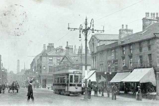 On St James Street, in Burnley, this card was posted in 1904. An open double decker tram stands at the top of Bridge Street with the famous “gaumless” gas lamp in front of it. Originally erected in 1823, when the Burnley Gas Co., opened, the name came about because the lamp always stood in the middle of the road. A new lamp was installed in 1880, but it was replaced in 1897, so it is likely that this is the latter lamp, which, by then, was lighted by electricity.