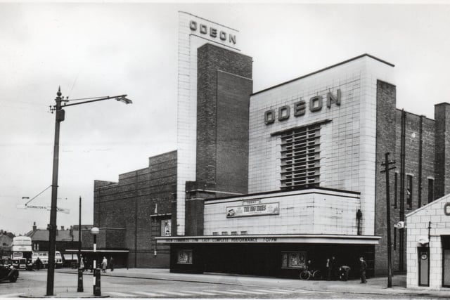 The Odeon was Burnley’s biggest cinema, at the time showing Kirk Douglas in “The Big Trees”. The Culvert Garage can be seen on the far right.