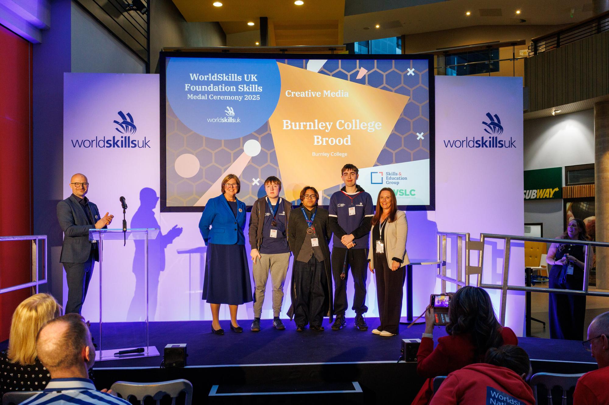 Sieben herausragende Schüler des Burnley College sichern sich Plätze im ...