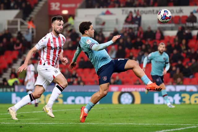 STOKE ON TRENT, ENGLAND - DECEMBER 30: Manuel Benson of Burnley misses a chance during the Sky Bet Championship match between Stoke City and Burnley at Bet365 Stadium on December 30, 2022 in Stoke on Trent, England. (Photo by Charlotte Tattersall/Getty Images)