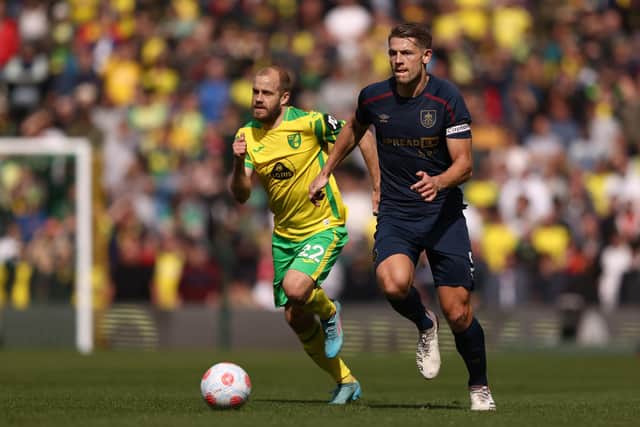 NORWICH, ENGLAND - APRIL 10: James Tarkowski of Burnley battles for possession with Teemu Pukki of Norwich City during the Premier League match between Norwich City and Burnley at Carrow Road on April 10, 2022 in Norwich, England. (Photo by Paul Harding/Getty Images)