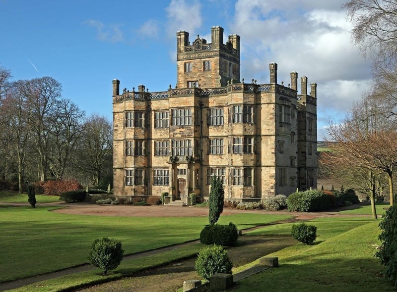 Discover Padiham and the surrounding countryside on this four mile circular walk. The walk includes natural woodlands and views of the stunning Gawthorpe Hall