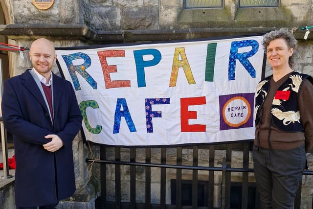 VIP-Eröffnung für Clitheroes neues „Reparaturcafé“ in der United Reformed ...