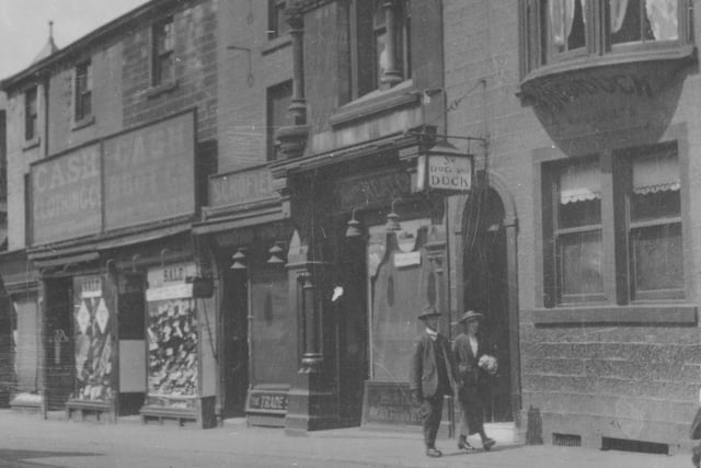 Dog and Duck, St James St, Burnley (c. 1920). Credit: Lancashire County Council