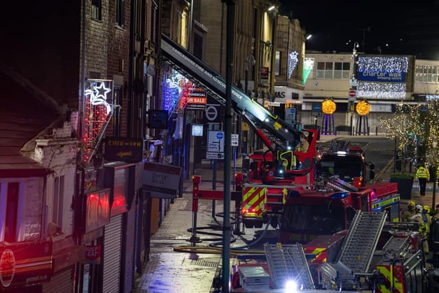 Untersuchung eingeleitet, nachdem sechs Feuerwehrautos zu einem Großbrand ...