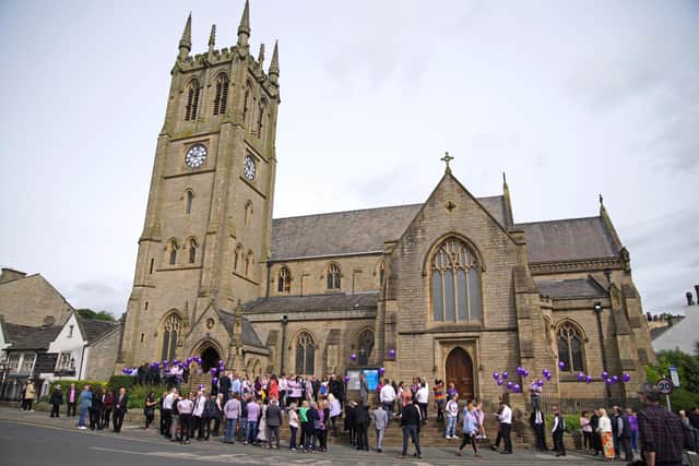 Mourners arrive with purple balloons - Katie's favourite colour - for the funeral. (Credit: PA/ Peter Byrne)