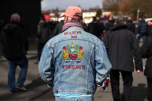 BURNLEY, ENGLAND - APRIL 02: A Burnley fan wears a 'Believe' coat as they arrive at the stadium prior to the Premier League match between Burnley and Manchester City at Turf Moor on April 02, 2022 in Burnley, England. (Photo by Alex Livesey/Getty Images)