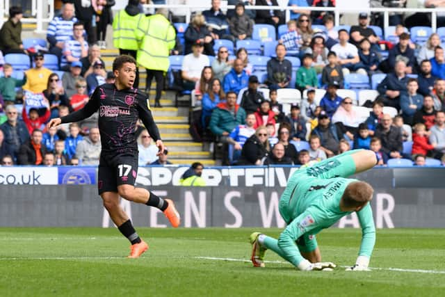 Burnley's Manuel Benson (left) 

The EFL Sky Bet Championship - Reading v Burnley - Saturday 15th April 2023 - Select Car Leasing Stadium - Reading