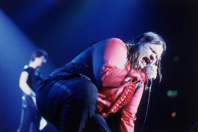 circa 1985:  American rock star Meatloaf, real name Marvin Lee Aday, screams into the microphone like a bat out of hell, during a live concert.  (Photo by Keystone/Getty Images)