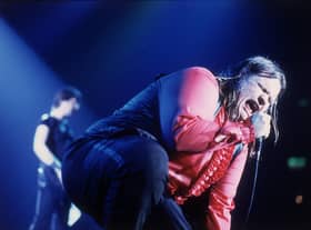 circa 1985:  American rock star Meatloaf, real name Marvin Lee Aday, screams into the microphone like a bat out of hell, during a live concert.  (Photo by Keystone/Getty Images)