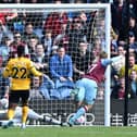 BURNLEY, ENGLAND - APRIL 24: Matej Vydra of Burnley scores their team's first goal past Jose Sa of Wolverhampton Wanderers during the Premier League match between Burnley and Wolverhampton Wanderers at Turf Moor on April 24, 2022 in Burnley, England. (Photo by Gareth Copley/Getty Images)