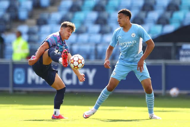 MANCHESTER, ENGLAND - SEPTEMBER 15: Joscha Wosz of RB Leipzig battles for possession with CJ Egan-Riley of Manchester City during the UEFA Youth League match between Manchester City and RB Leipzig at Manchester City Football Academy on September 15, 2021 in Manchester, England. (Photo by Michael Steele/Getty Images)