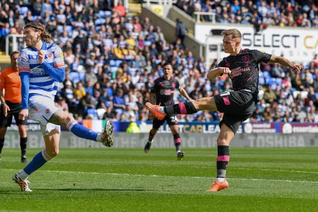 Burnley's Scott Twine (right) takes a shot at goal despite the attentions of Reading's Jeff Hendrick (left) 

The EFL Sky Bet Championship - Reading v Burnley - Saturday 15th April 2023 - Select Car Leasing Stadium - Reading