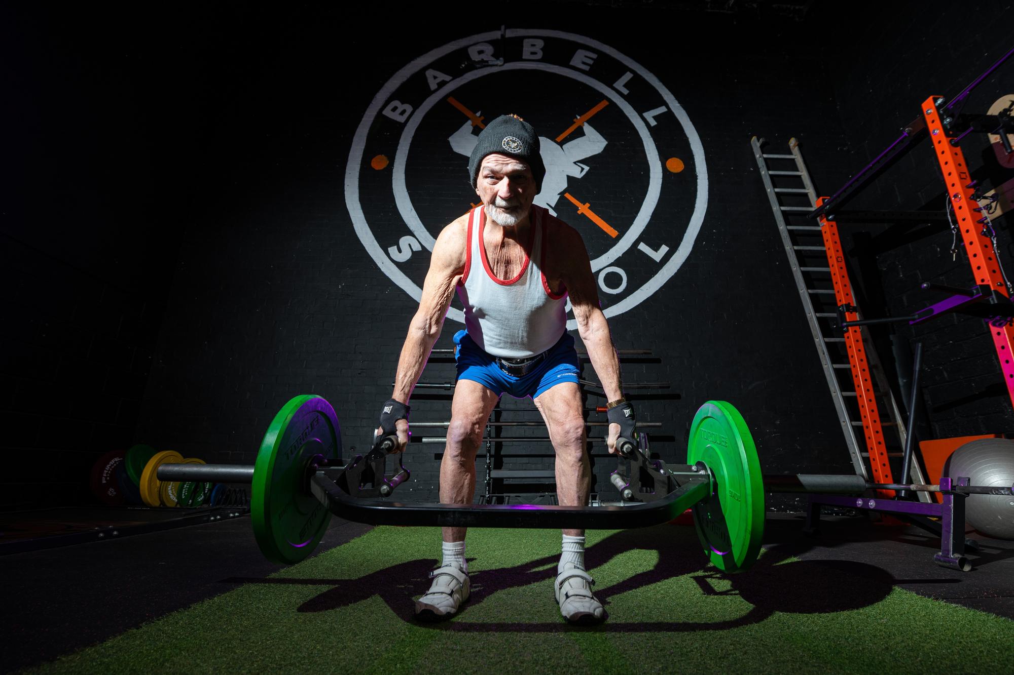 Weight lifting grandfather (88) wins praise from world famous bodybuilder ...