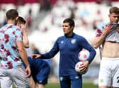 LONDON, ENGLAND - APRIL 17: Mike Jackson, Caretaker Manager of Burnley, interacts with players as they warm up prior to the Premier League match between West Ham United and Burnley at London Stadium on April 17, 2022 in London, England. (Photo by Steve Bardens/Getty Images)