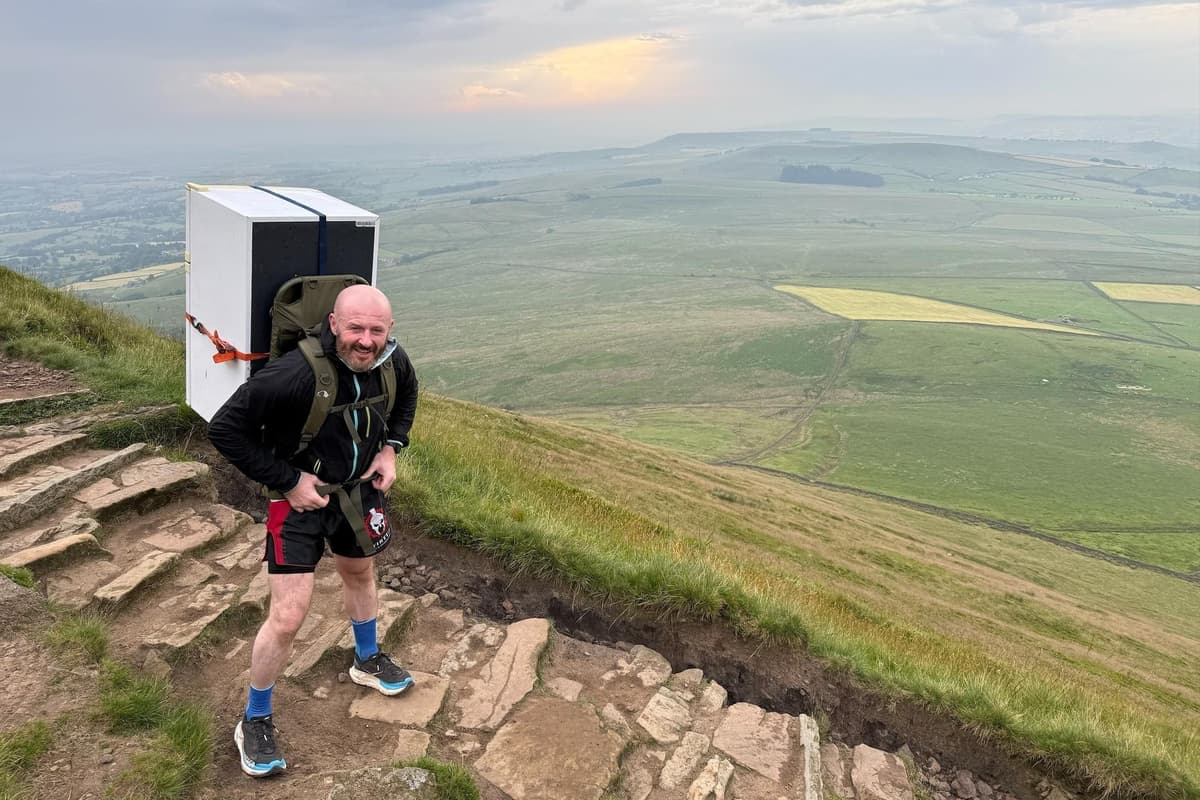 Chef für Cybersicherheit trägt Kühlschrank auf den Snowdon ...