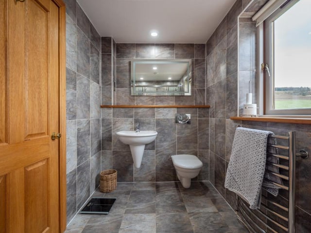 Principal bedroom en-suite.