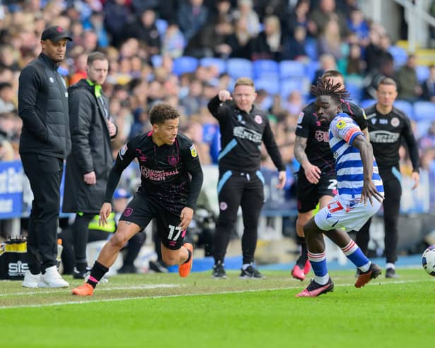 Burnley's Manuel Benson (left) and Reading's Amadou Mbengue (right) 

The EFL Sky Bet Championship - Reading v Burnley - Saturday 15th April 2023 - Select Car Leasing Stadium - Reading