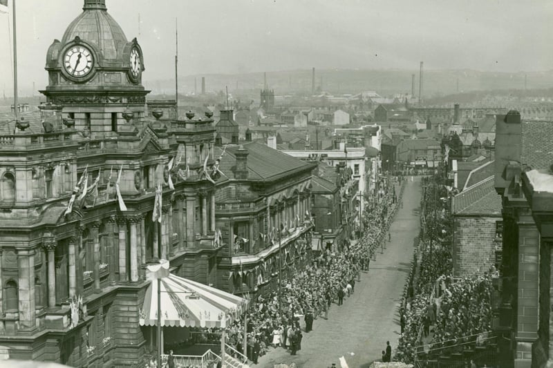 Crowds gather in Manchester Road, Burnley, for the royal visit in 1955. Credit: Lancashire County Council