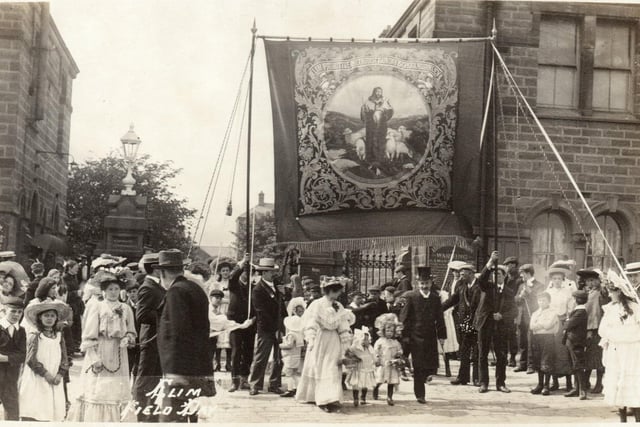 An image of the start of Elim’s Field Day, which started at the Workhouse, on Briercliffe Road, about 1907.