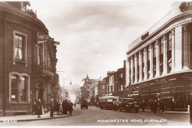 In 1933 the Bull was replaced by one of Montague Burton’s men’s outfitters shops. On the left is the Old Red Lion.