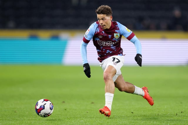 HULL, ENGLAND - MARCH 15: Manuel Benson of Burnley runs with the ball during the Sky Bet Championship between Hull City and Burnley at MKM Stadium on March 15, 2023 in Hull, England. (Photo by George Wood/Getty Images)